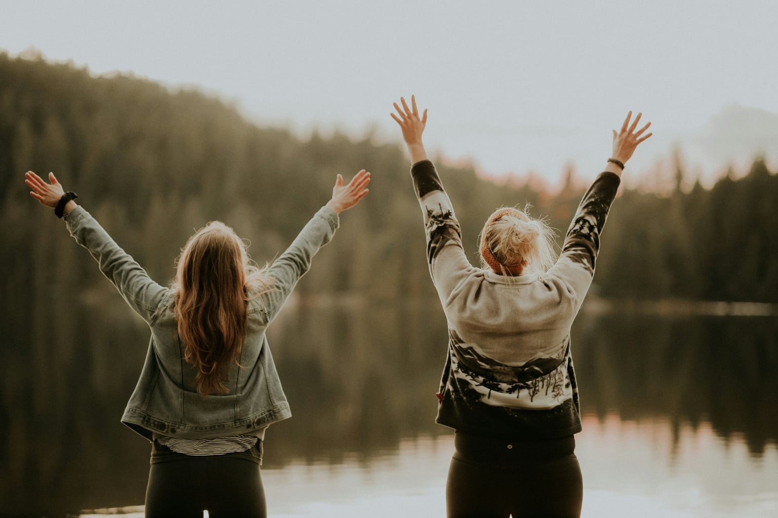 Personas celebrando un proceso de cambio y crecimiento